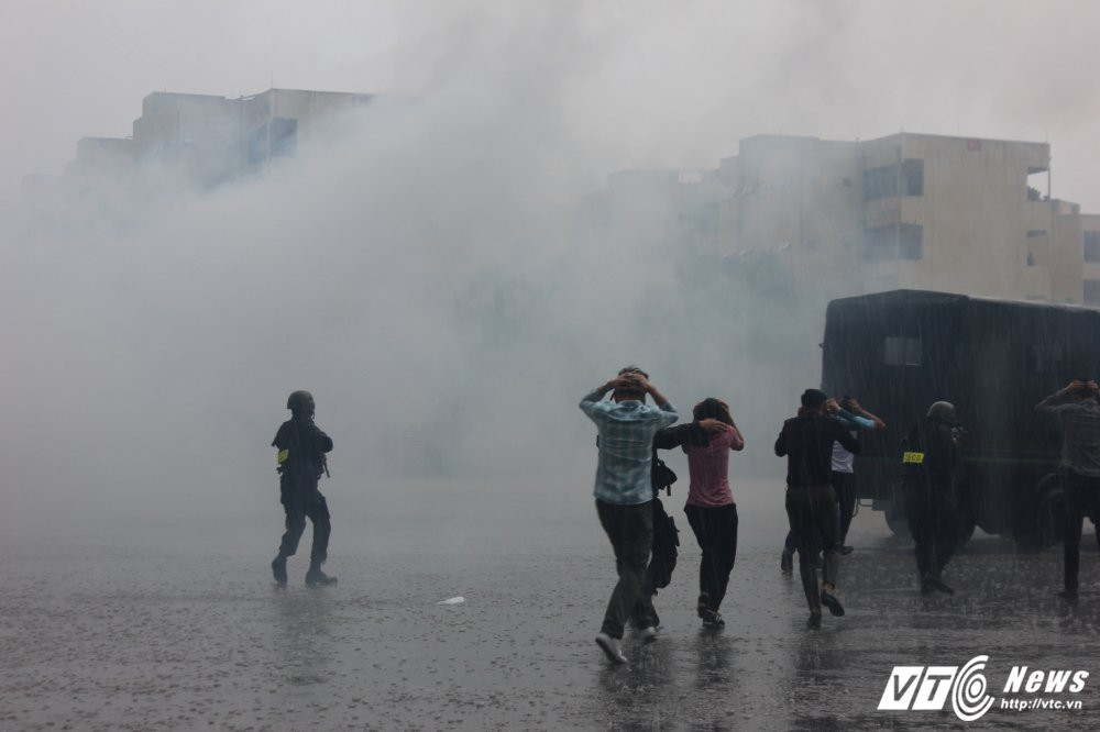 Hinh anh Xem man giai cuu con tin tren may bay cua sinh vien canh sat 24