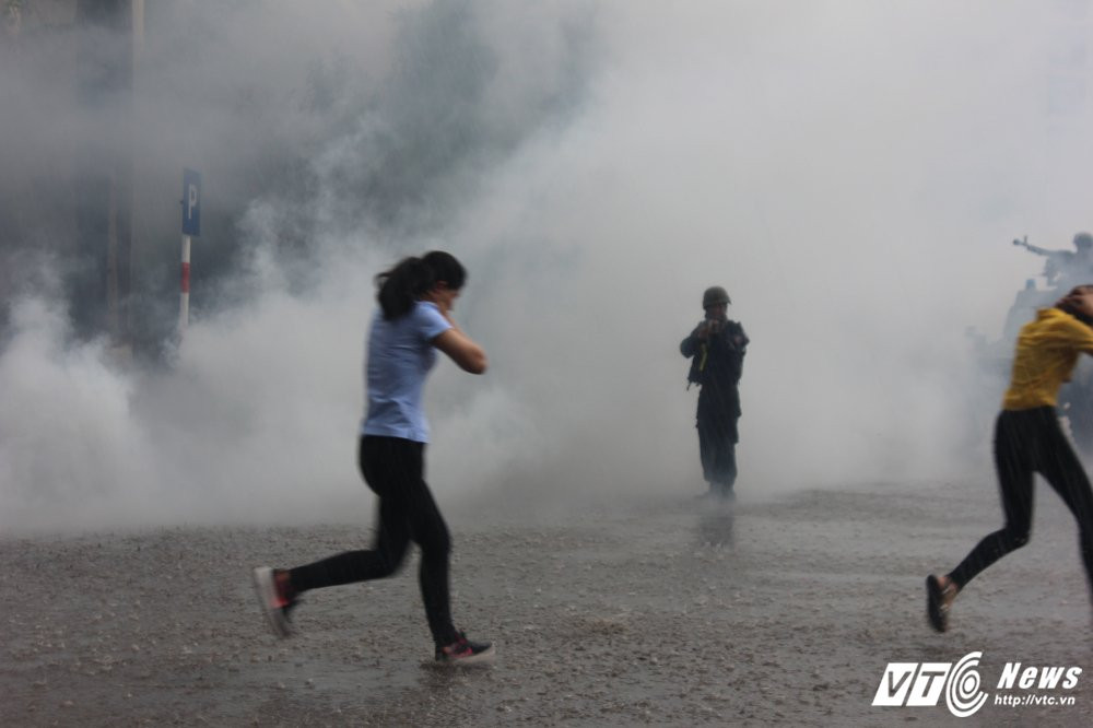 Hinh anh Xem man giai cuu con tin tren may bay cua sinh vien canh sat 25