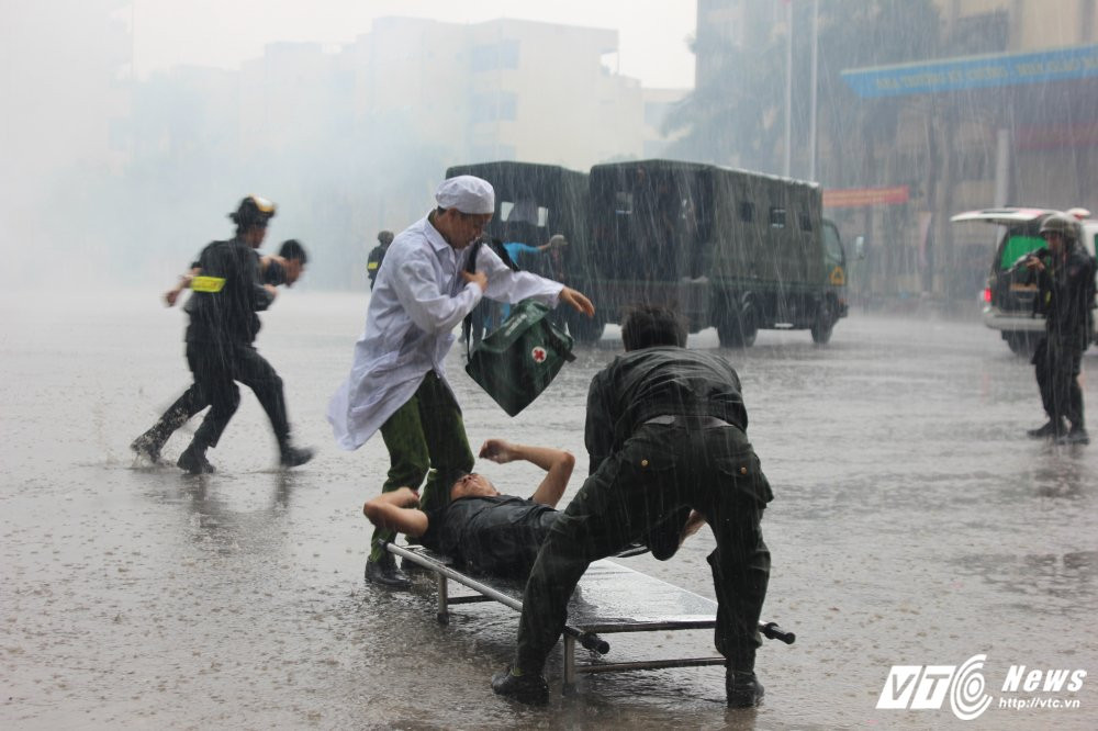 Hinh anh Xem man giai cuu con tin tren may bay cua sinh vien canh sat 27