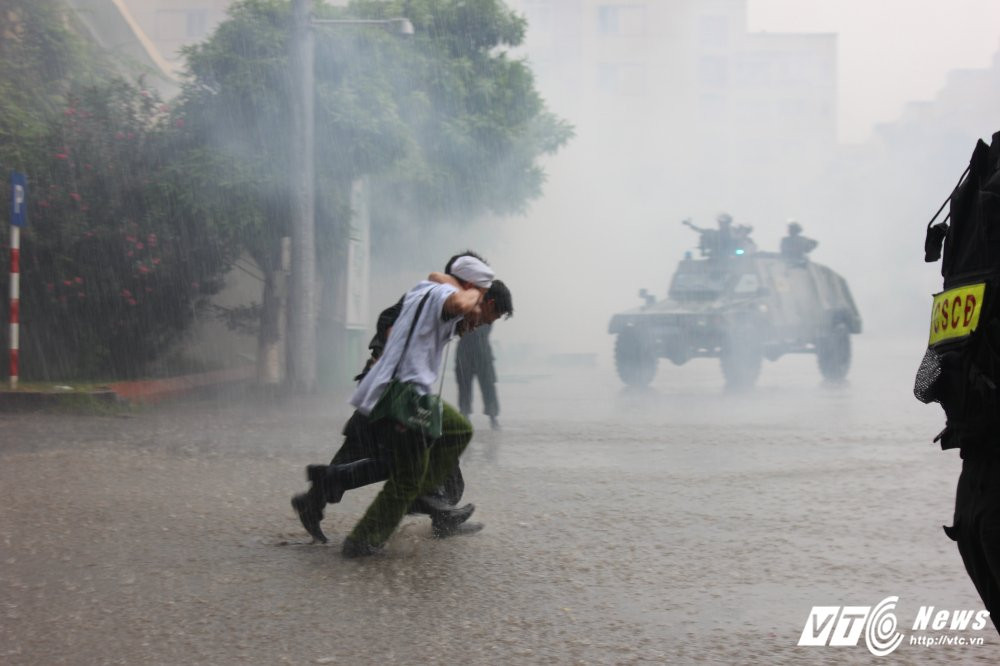 Hinh anh Xem man giai cuu con tin tren may bay cua sinh vien canh sat 28