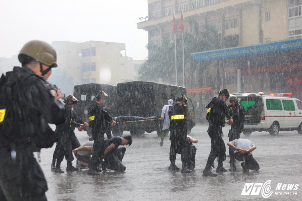 Hinh anh Xem man giai cuu con tin tren may bay cua sinh vien canh sat 31