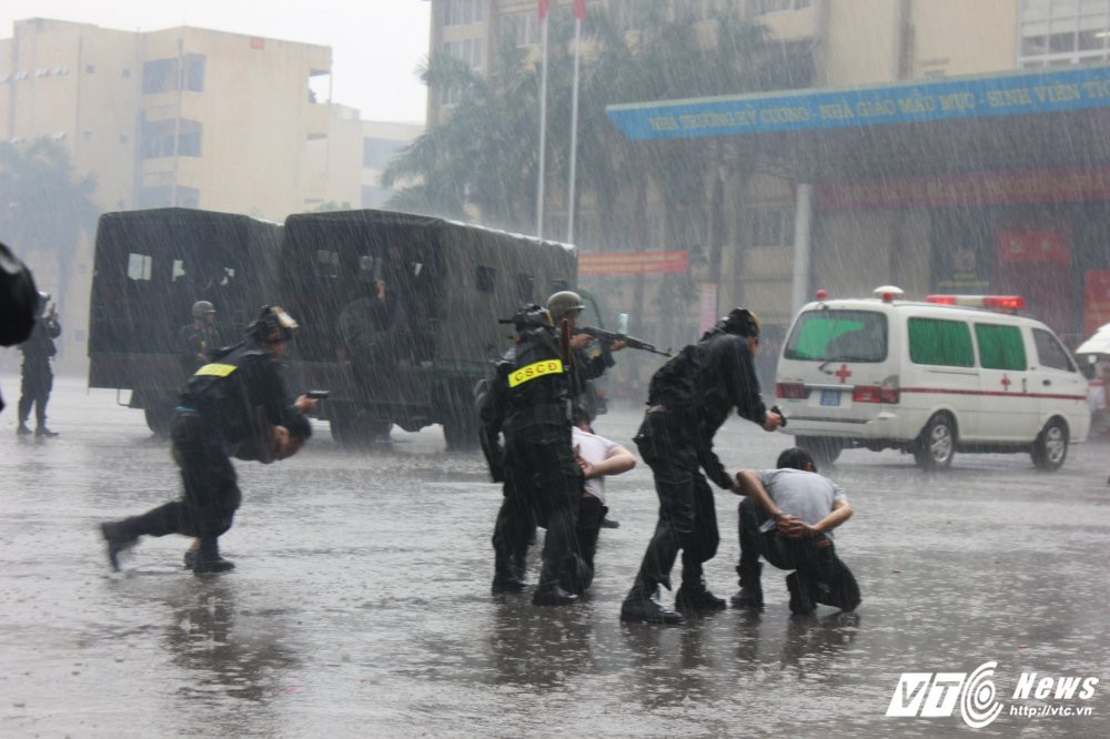 Hinh anh Xem man giai cuu con tin tren may bay cua sinh vien canh sat 32