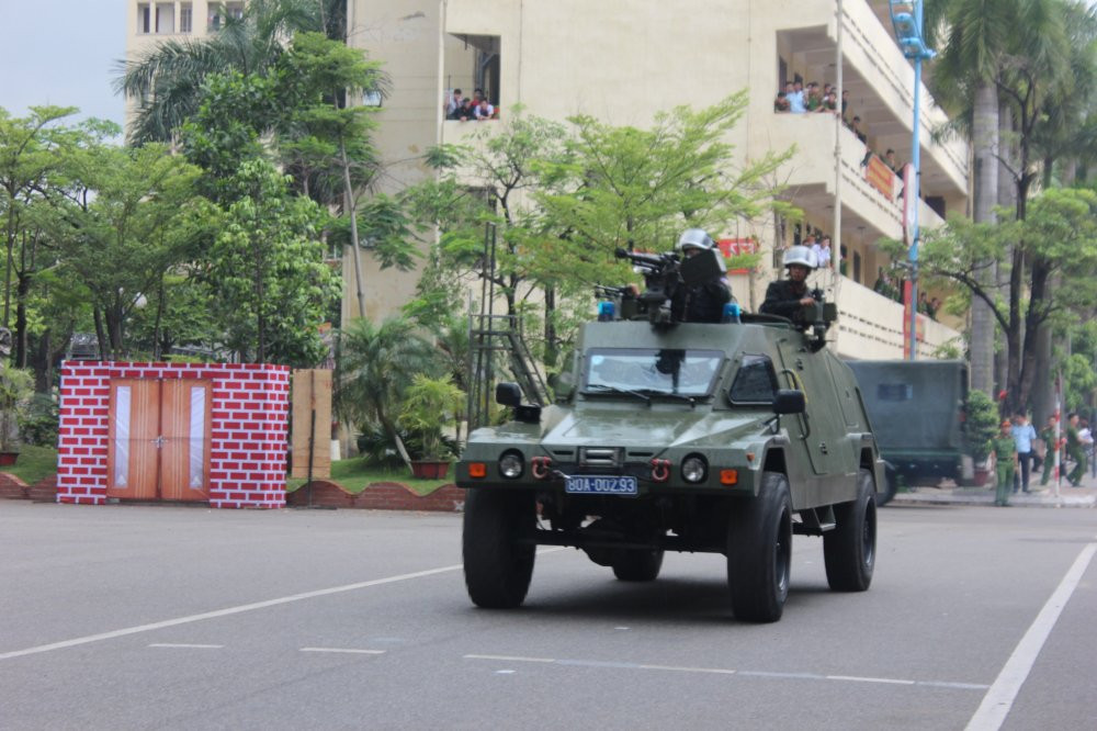 Hinh anh Xem man giai cuu con tin tren may bay cua sinh vien canh sat 34