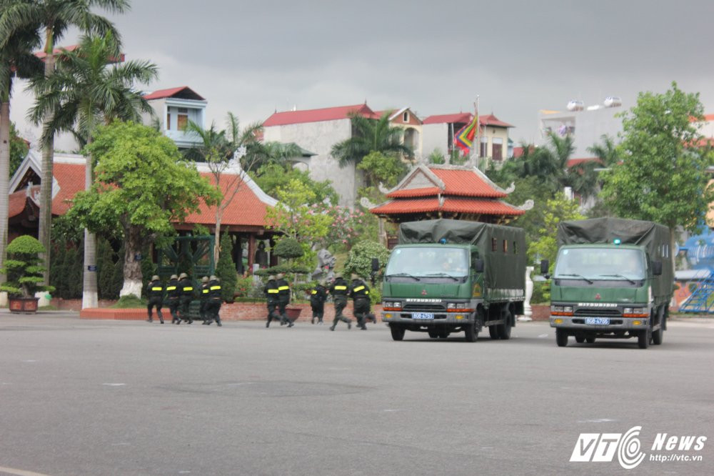 Hinh anh Xem man giai cuu con tin tren may bay cua sinh vien canh sat 6