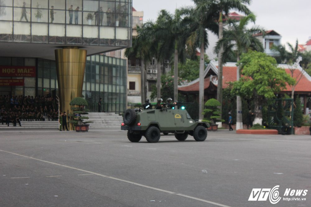 Hinh anh Xem man giai cuu con tin tren may bay cua sinh vien canh sat 8