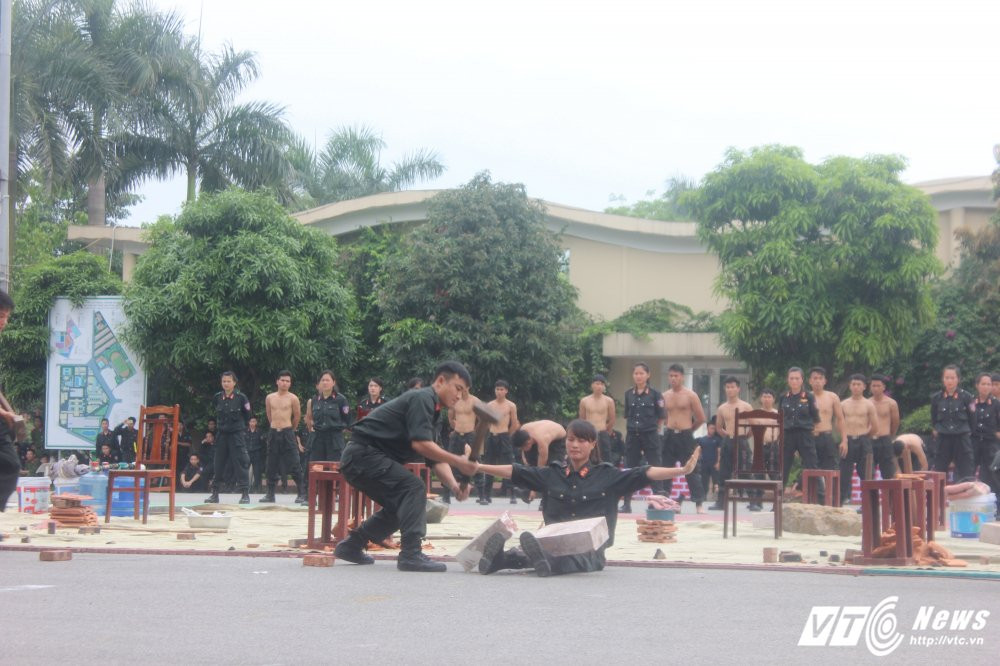 Hinh anh Man bieu dien vac vat nang di chan tran tren thuy tinh cua canh sat dac nhiem 11