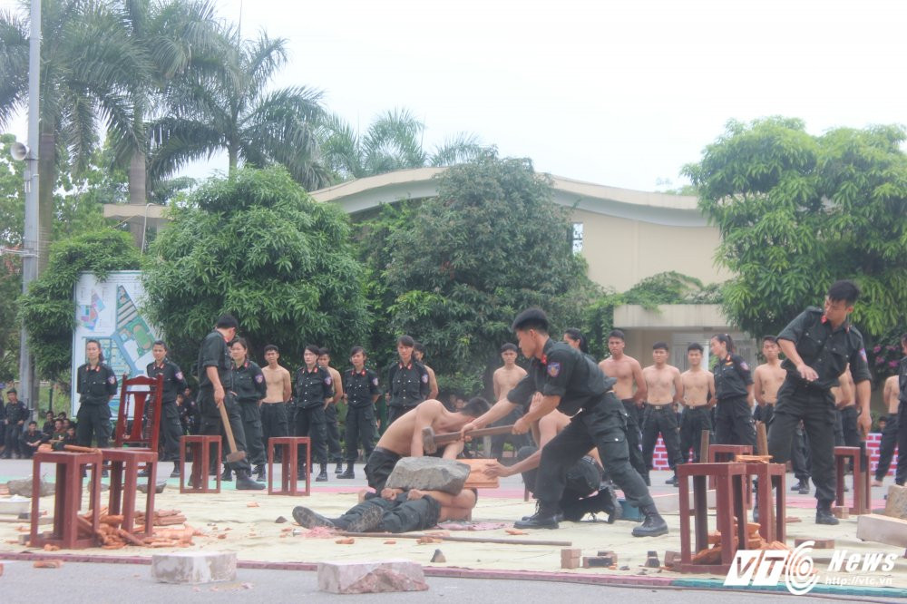 Hinh anh Man bieu dien vac vat nang di chan tran tren thuy tinh cua canh sat dac nhiem 14