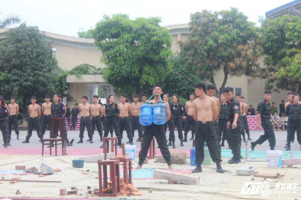 Hinh anh Man bieu dien vac vat nang di chan tran tren thuy tinh cua canh sat dac nhiem