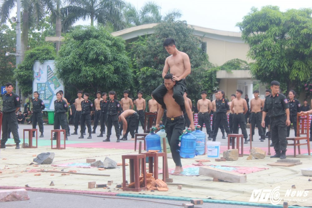 Hinh anh Man bieu dien vac vat nang di chan tran tren thuy tinh cua canh sat dac nhiem