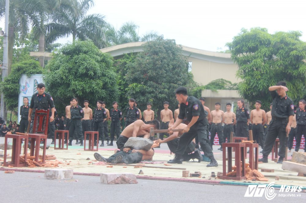 Hinh anh Man bieu dien vac vat nang di chan tran tren thuy tinh cua canh sat dac nhiem 15