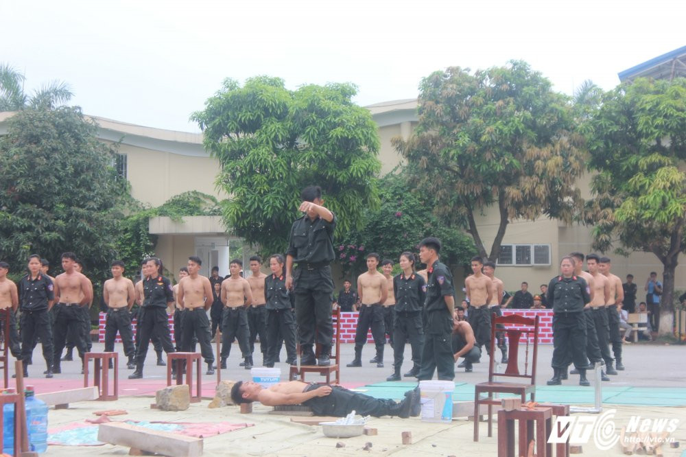 Hinh anh Man bieu dien vac vat nang di chan tran tren thuy tinh cua canh sat dac nhiem 16