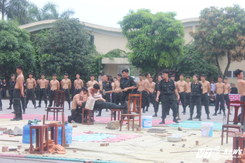 Hinh anh Man bieu dien vac vat nang di chan tran tren thuy tinh cua canh sat dac nhiem 17