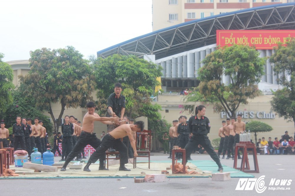 Hinh anh Man bieu dien vac vat nang di chan tran tren thuy tinh cua canh sat dac nhiem 18