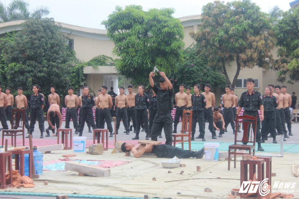 Hinh anh Man bieu dien vac vat nang di chan tran tren thuy tinh cua canh sat dac nhiem 3