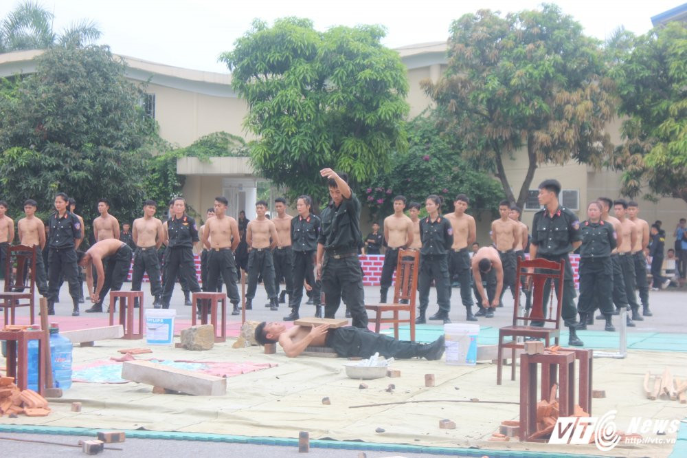 Hinh anh Man bieu dien vac vat nang di chan tran tren thuy tinh cua canh sat dac nhiem 4