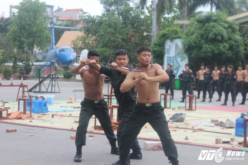 Hinh anh Man bieu dien vac vat nang di chan tran tren thuy tinh cua canh sat dac nhiem 5