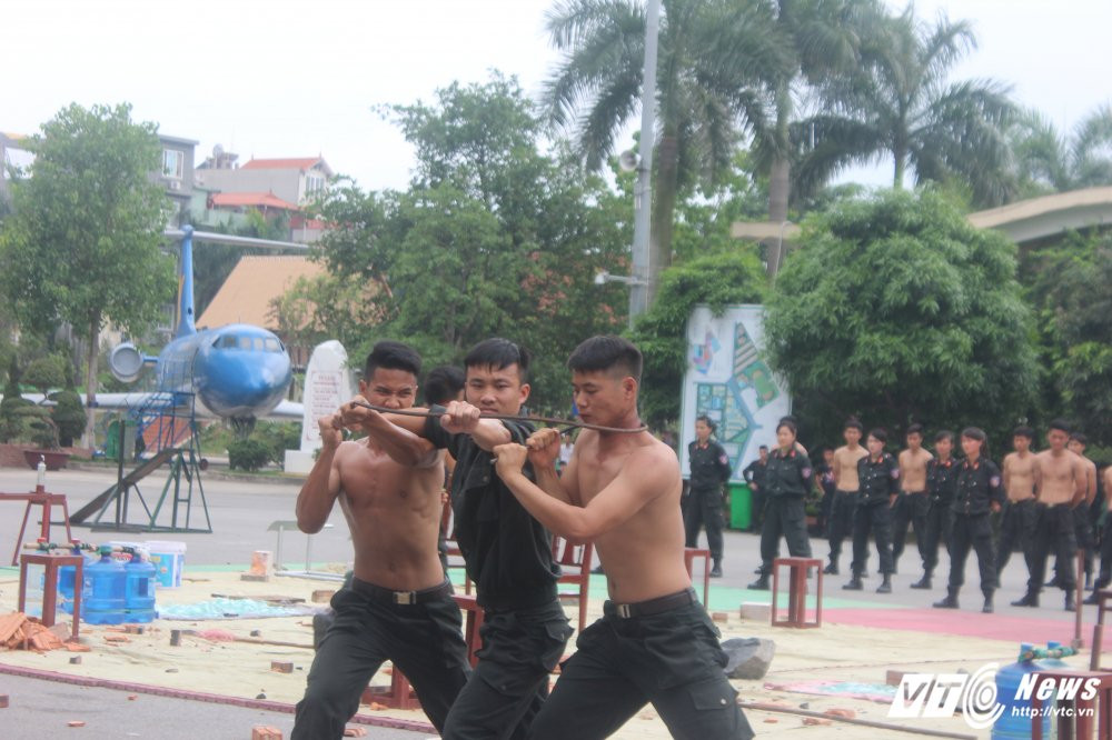 Hinh anh Man bieu dien vac vat nang di chan tran tren thuy tinh cua canh sat dac nhiem 6