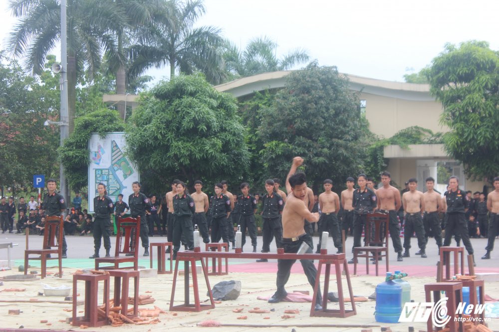 Hinh anh Man bieu dien vac vat nang di chan tran tren thuy tinh cua canh sat dac nhiem 7