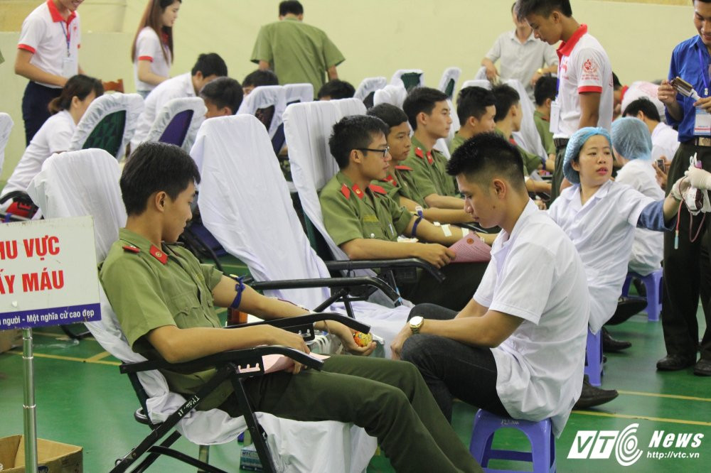 Hinh anh Sinh vien Hoc vien An ninh hao hung tham gia hien mau cuu nguoi