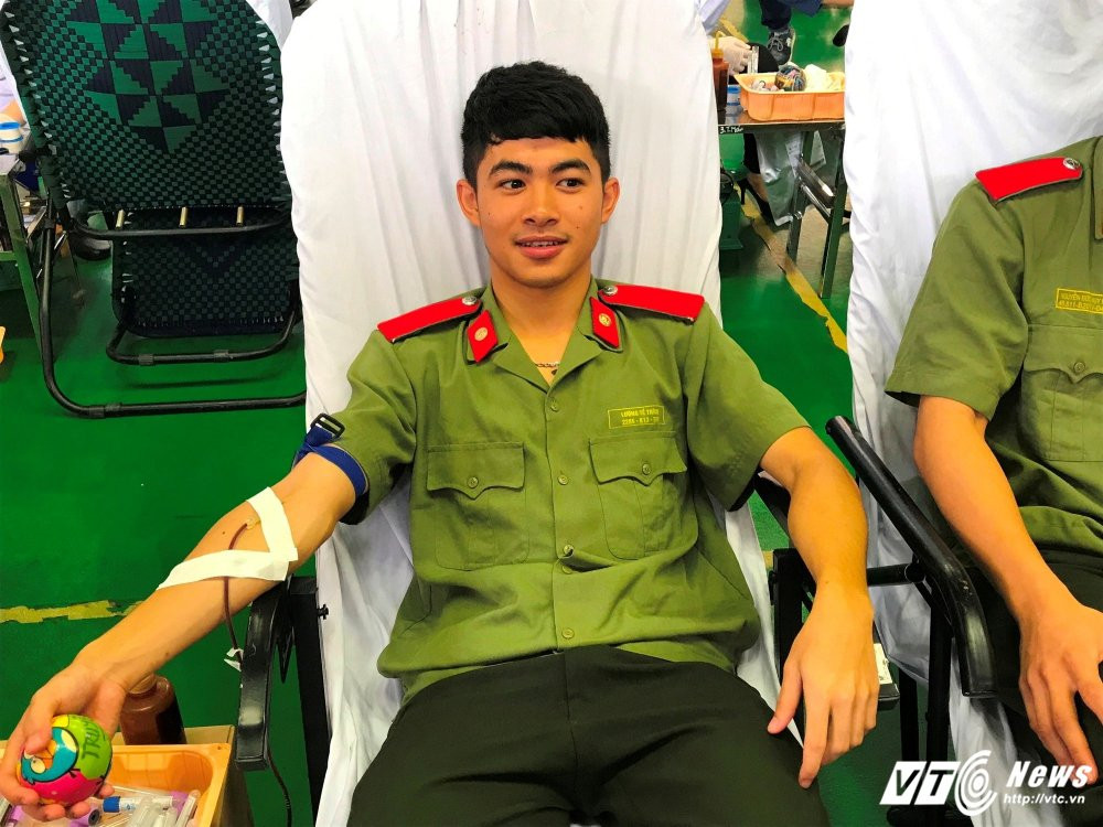 Hinh anh Sinh vien Hoc vien An ninh hao hung tham gia hien mau cuu nguoi 25