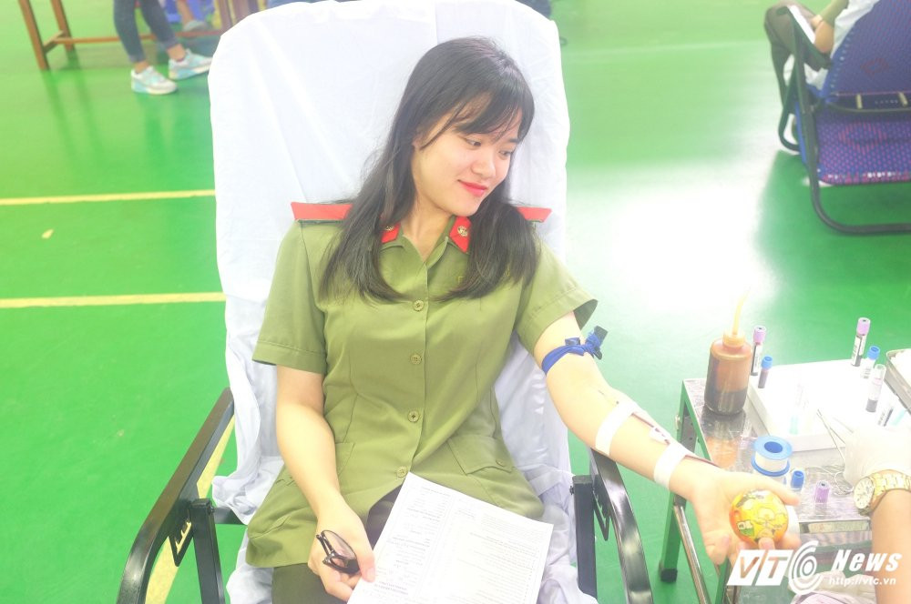 Hinh anh Sinh vien Hoc vien An ninh hao hung tham gia hien mau cuu nguoi 4