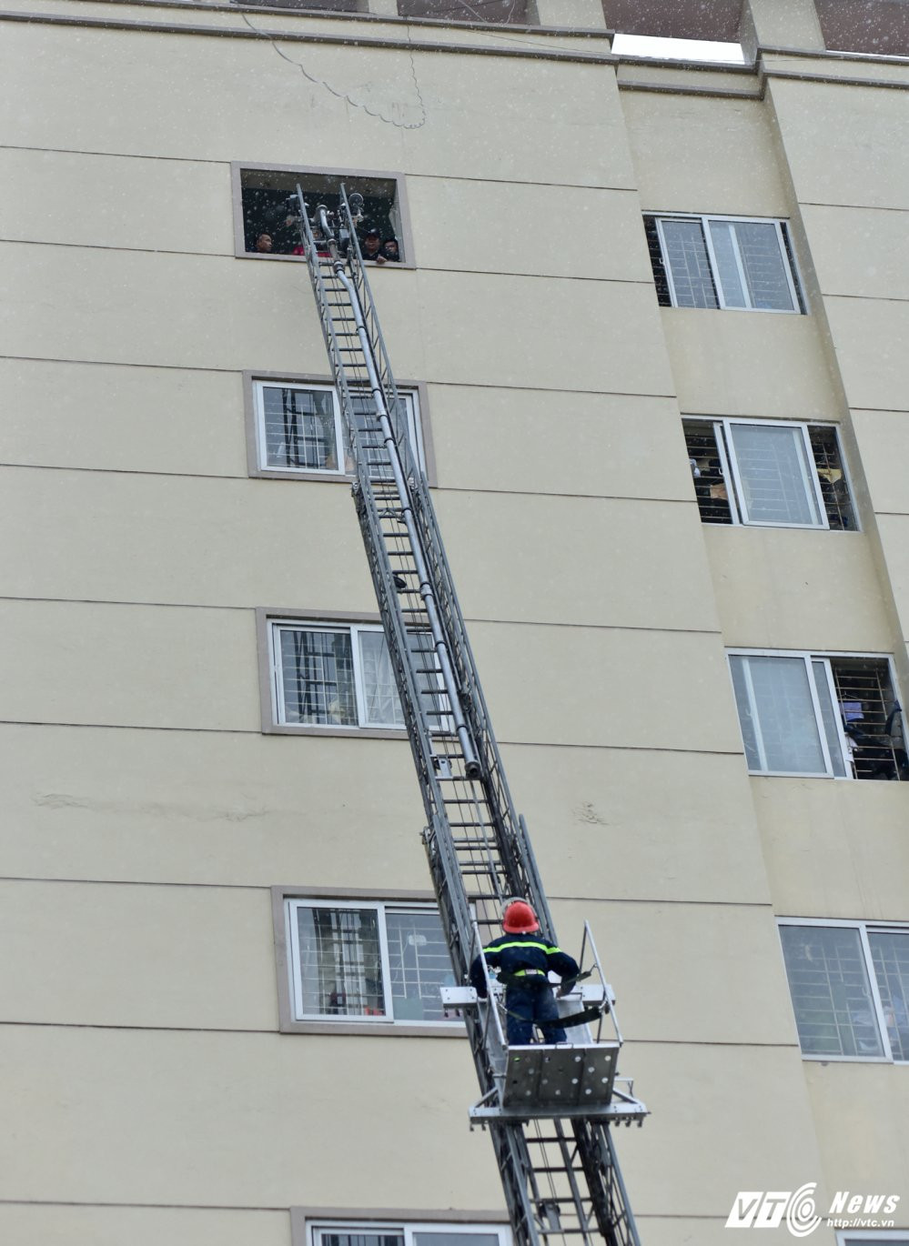 Hinh anh Sinh vien DH Phong chay chua chay du day giai cuu con tin trong dam chay 10