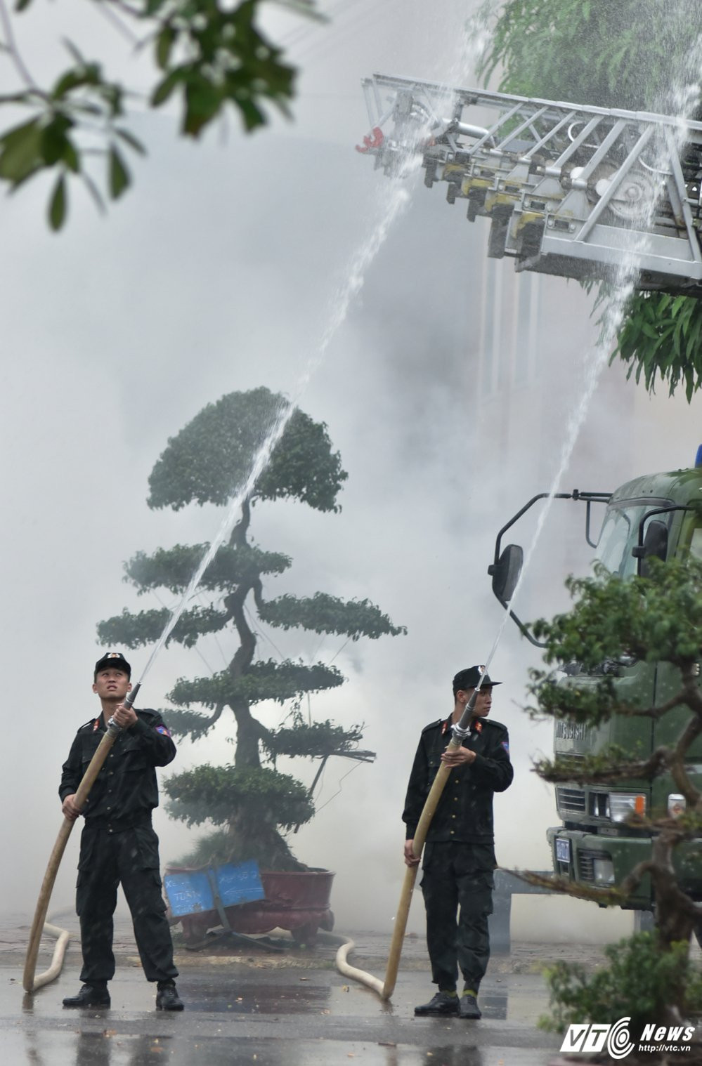 Hinh anh Sinh vien DH Phong chay chua chay du day giai cuu con tin trong dam chay 6