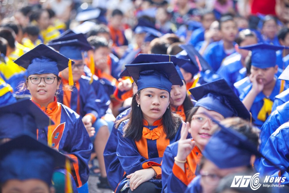 Hinh anh Ngap tran cam xuc le chia tay hoc sinh lop 5