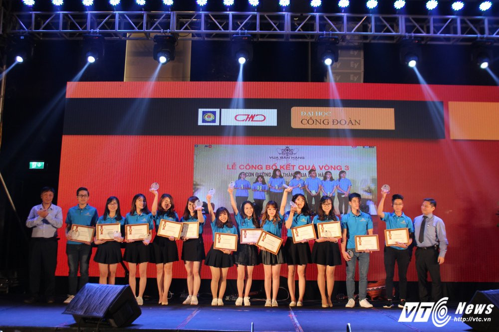 Hinh anh Lo dien quan quan ‘Vua ban hang’ mua giai dau tien 2017