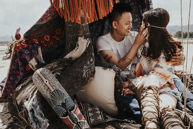 “Mình có tính hay làm nũng, suốt ngày hỏi đi hỏi lại một câu cả mấy chục lần rằng anh có yêu em không, chỉ để nghe trả lời là có. Hôm đó, anh ấy cũng chỉ hỏi như bình thường là: yêu anh không. Mình thì đang chăm chú nhìn điện thoại nên trả lời có, ngẩng lên đã thấy nhẫn trước mặt rồi. Thế mà trước đó, anh ấy còn nói với mình rằng vì chưa có tiền mua nhẫn nên cầu hôn sẽ tạm thời nợ nhé. Vì vậy mà, lần cầu hôn này mình thực sự bất ngờ và hạnh phúc lắm”, Phạm Hường mới bộc bạch.