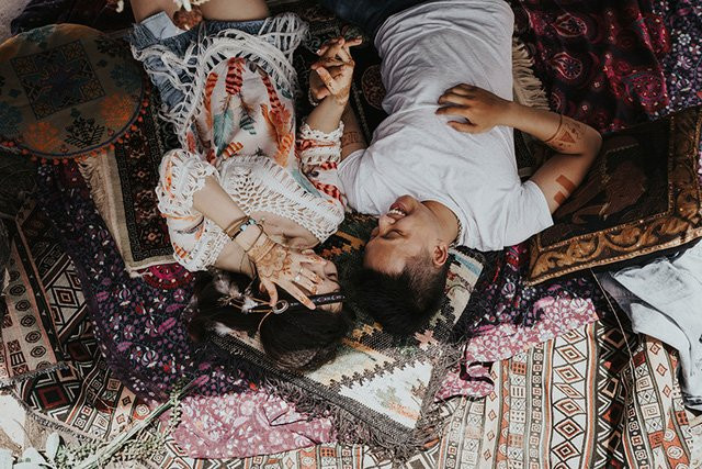 Từ những mẩu chuyện nhỏ vu vơ như sau này sẽ làm gì, ở đâu, như thế nào, Công bất ngờ rút từ trong túi ra chiếc nhẫn cầu hôn và khiến bạn gái bất ngờ.