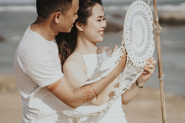 Khoác lên mình những bộ trang phục ấn tượng như những người thuộc một bộ tộc thổ dân da đỏ, đôi bạn trẻ đã có cơ hội thể hiện tình yêu và kỷ niệm khoảnh khắc hạnh phúc bên nhau theo cách ấn tượng nhất có thể.