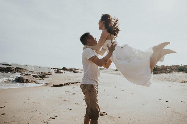 Vốn yêu thích phong cách tự do, phóng khoáng, cặp đôi Phạm Hường – Thành Công đã lặn lội bay từ Hà Nội vào Sài Gòn để thực hiện bộ ảnh cưới độc đáo mang phong cách du mục.