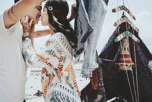 “Cả nhóm đều là 9X, thích di chuyển và ăn vặt nên cứ ở đâu có đồ ăn ngon là bọn mình có mặt, rồi cũng thường xuyên tổ chức những chuyến đi xa: Tây Thiên, Đại Lải, Tam Đảo... Nhiều nhất là lang thang khắp ngõ ngách Hà Nội. Vào sinh nhật năm 20 tuổi của mình, chàng rủ mình đánh lẻ đi xem phim riêng vào buổi sáng rồi chiều mới tổ chức cùng cả đội, ngày định mệnh ấy đã đưa hai chúng mình đến với nhau”, Hường chia sẻ.