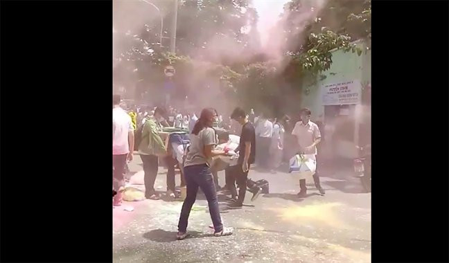 TPHCM: Xon xao hinh anh hoc sinh 'nhuom' cong truong bang bot mau sau le truong thanh