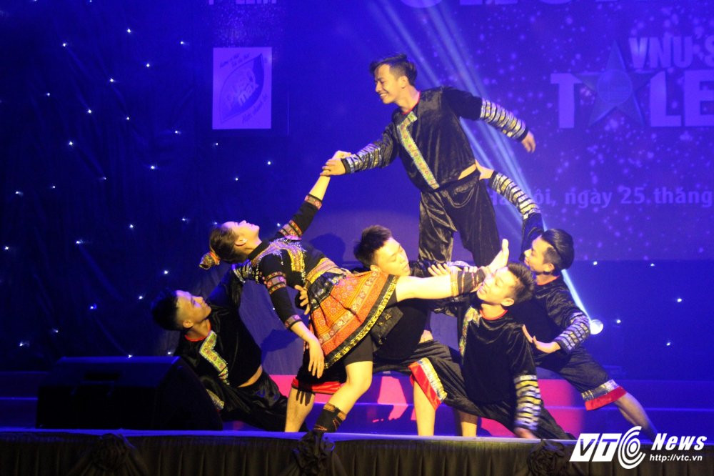 Hinh anh Sinh vien truong nhan van xep hinh dep mat gianh quan quan ‘VNU’S Got Talent’ 7