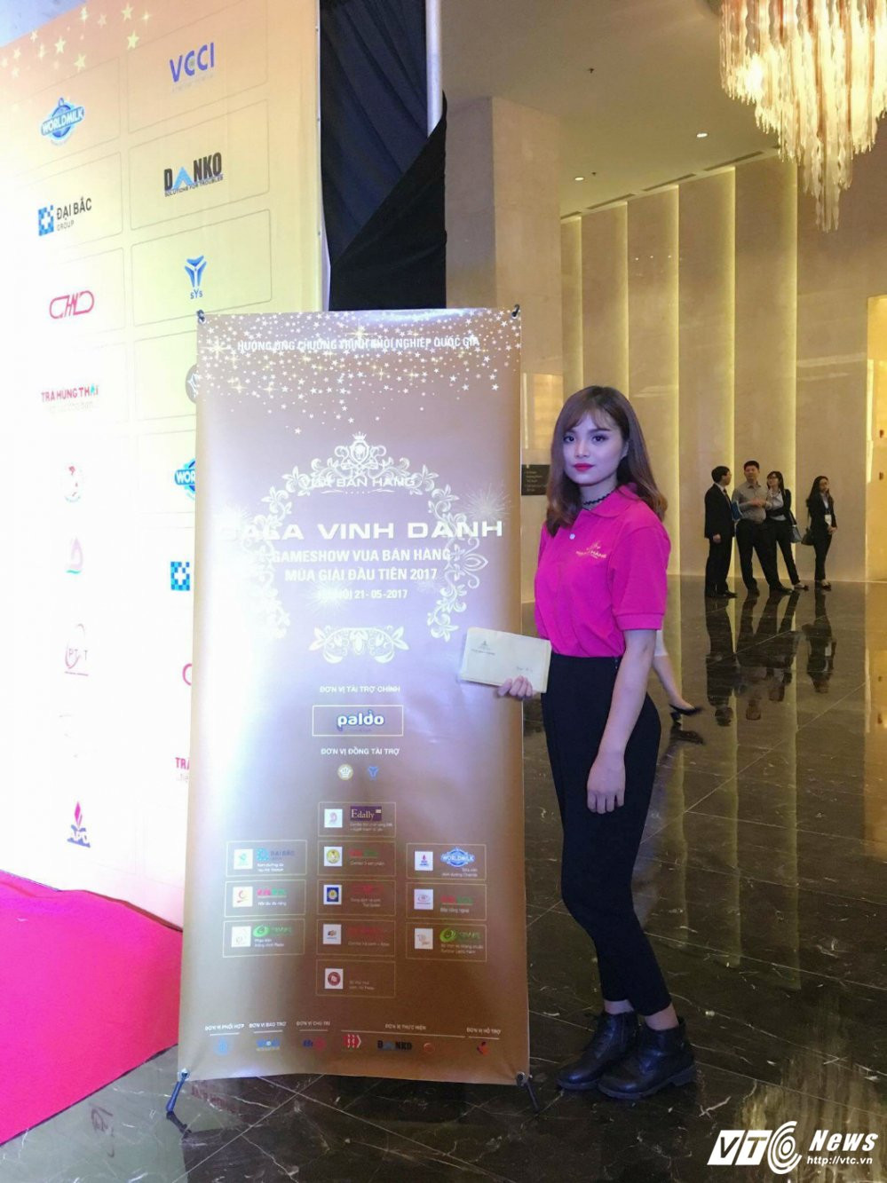 Hinh anh Nu sinh xinh dep gianh giai nhat ‘Vua ban hang 2017’ me thien nguyen 7