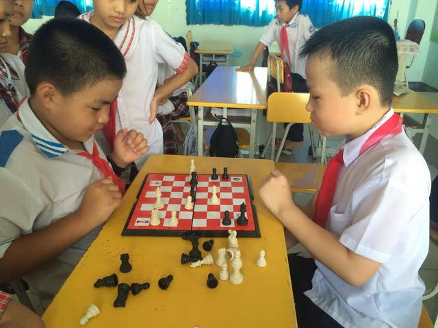 Lương (phải) cũng rất thích đánh cờ