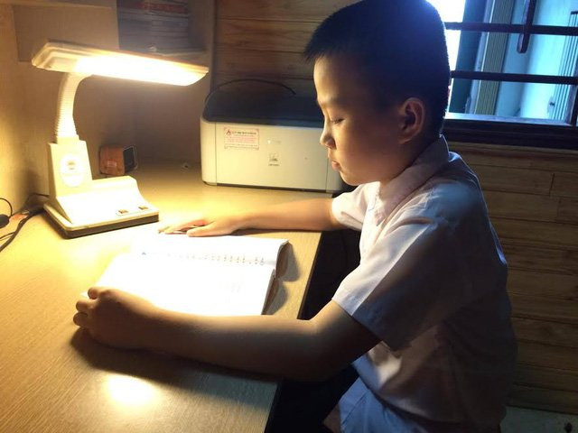  Em Nguyễn Phúc Lương đang say sưa học tiếng Anh. 