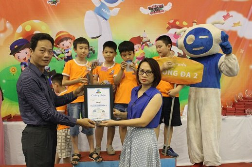 Hinh anh CLB Robot Huna Dong Da thang lon tai 