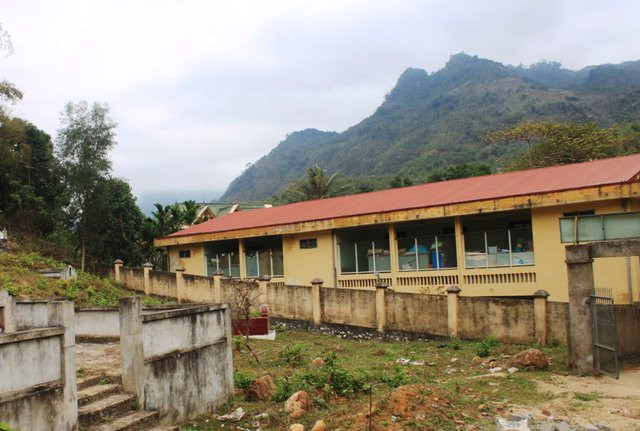 Trạm y tế cũng nằm ngay sát nghĩa địa