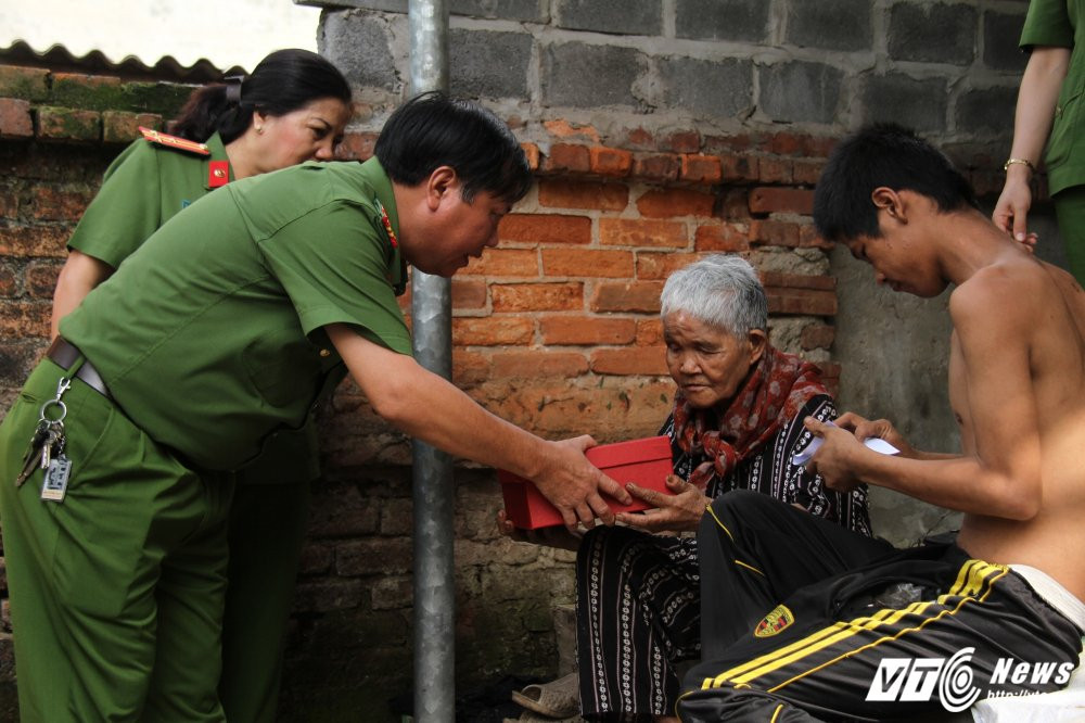 tham-hoi-tang-qua (2) 6