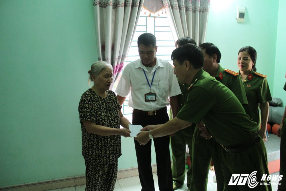 tham-hoi-tang-qua (4) 8