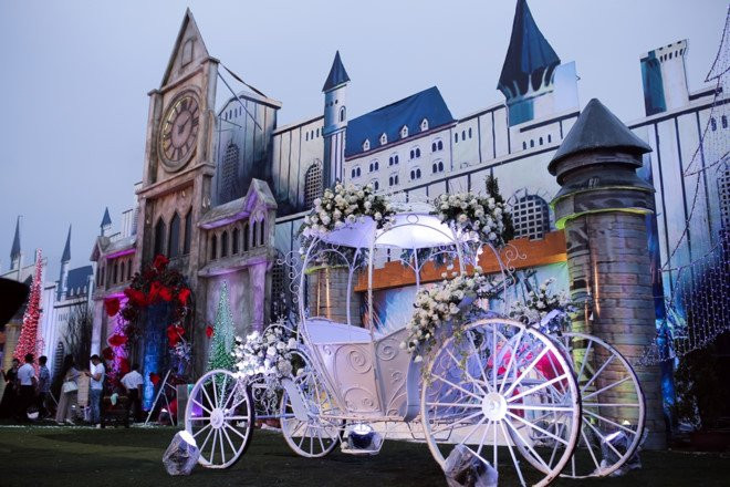 Dam cuoi 'tuyet roi mua he' tren bai dat rong hon 5.000 m2 tai Ha Noi hinh anh 1