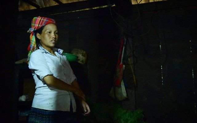  Chị Phàng Thị Dợ mong có cây cầu để con mình sau này có thể đi học được trong cả những ngày mưa lũ. 