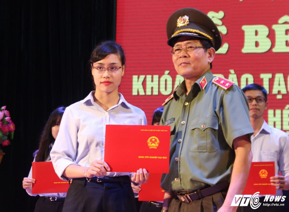 ong ngoc trao bang 8