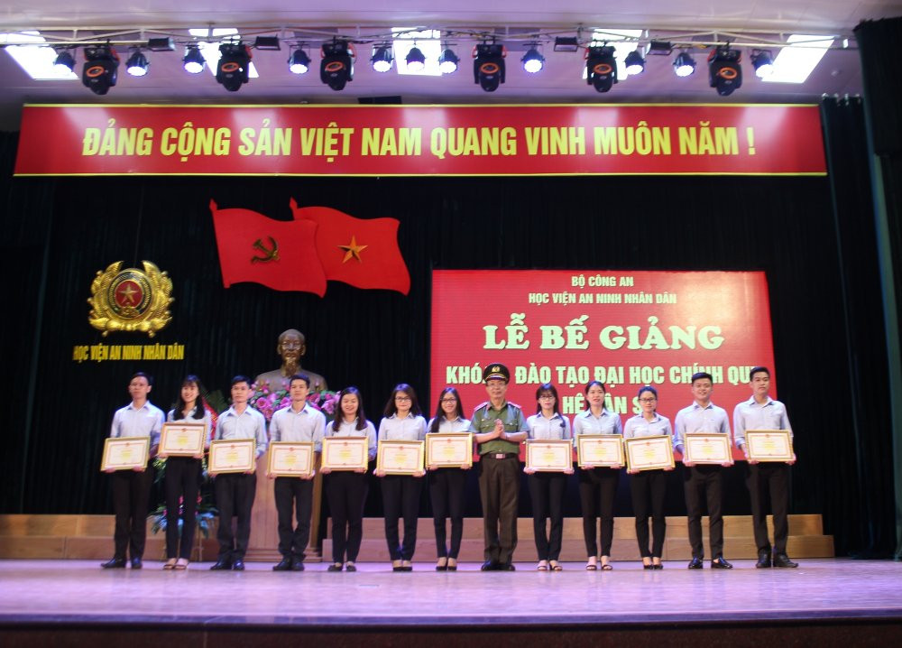 trao bang chup chung 15