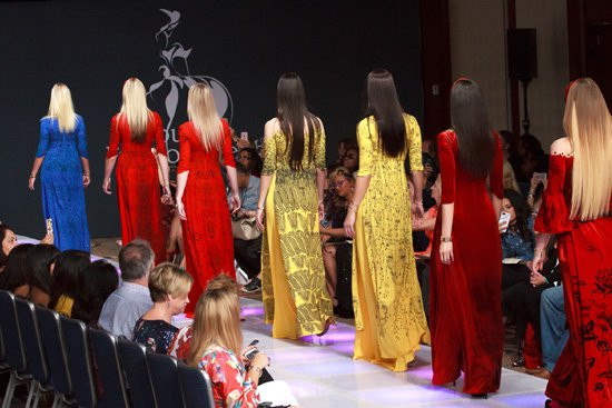 Trọn bộ BST “Sen vàng” tại Couture Fashion Week: Mẫu siêu gầy “thất nghiệp”