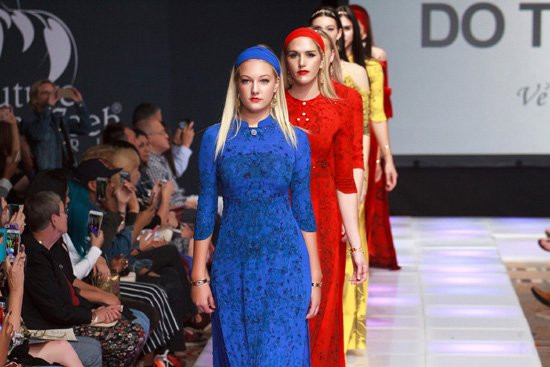 Trọn bộ BST “Sen vàng” tại Couture Fashion Week: Mẫu siêu gầy “thất nghiệp”