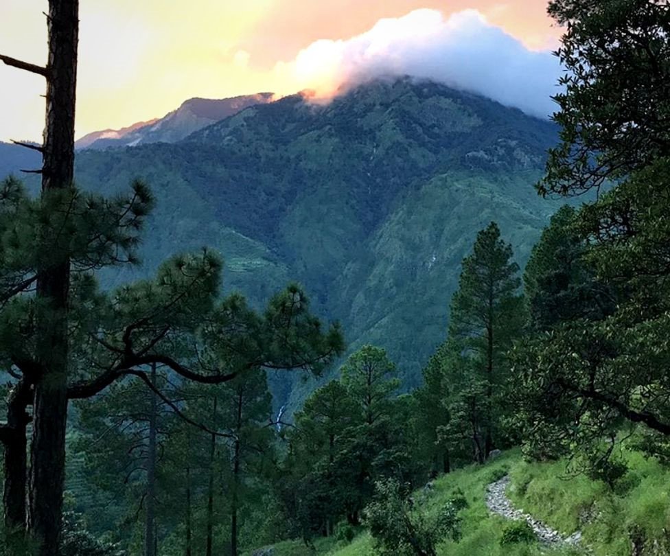 Hanh trinh vuot suoi, bang rung di hoc cua nu sinh vung Himalaya hinh anh 10